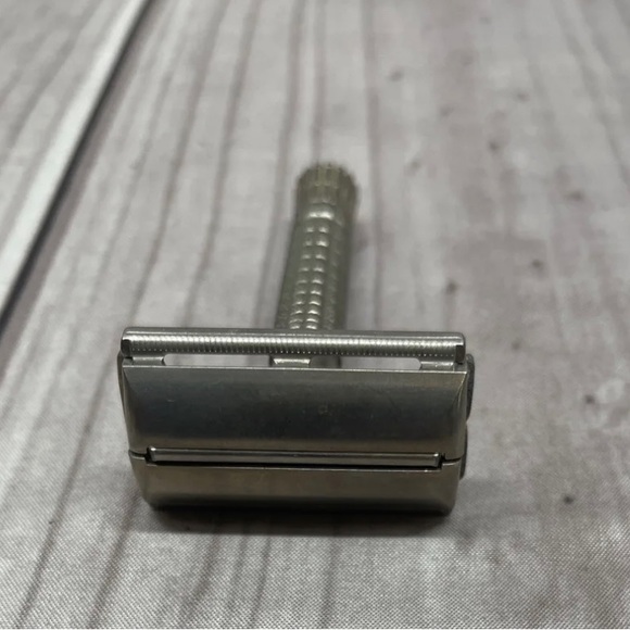 Vintage Gillette Adjustable Metal Safety Razor - Picture 3 of 8